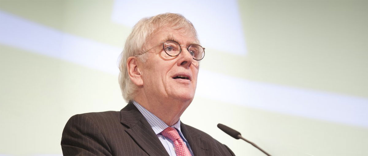 Bild von Professor Doktor Wilhelm Hornbostel bei seinem Vortrag.