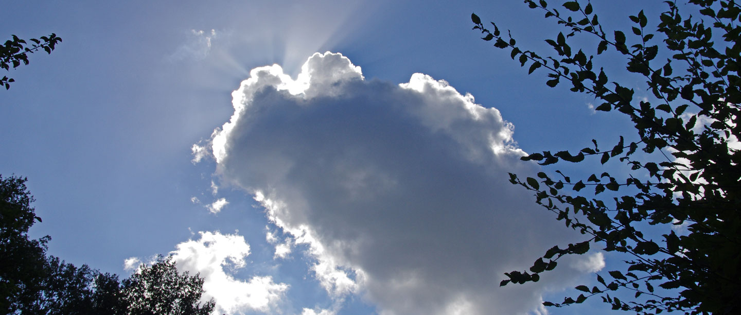 Eine Wolke im Himmel.