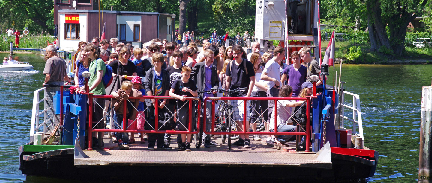 Viele Schüler befinden sich auf der Fahrzeugfähre von Scharfenberg.