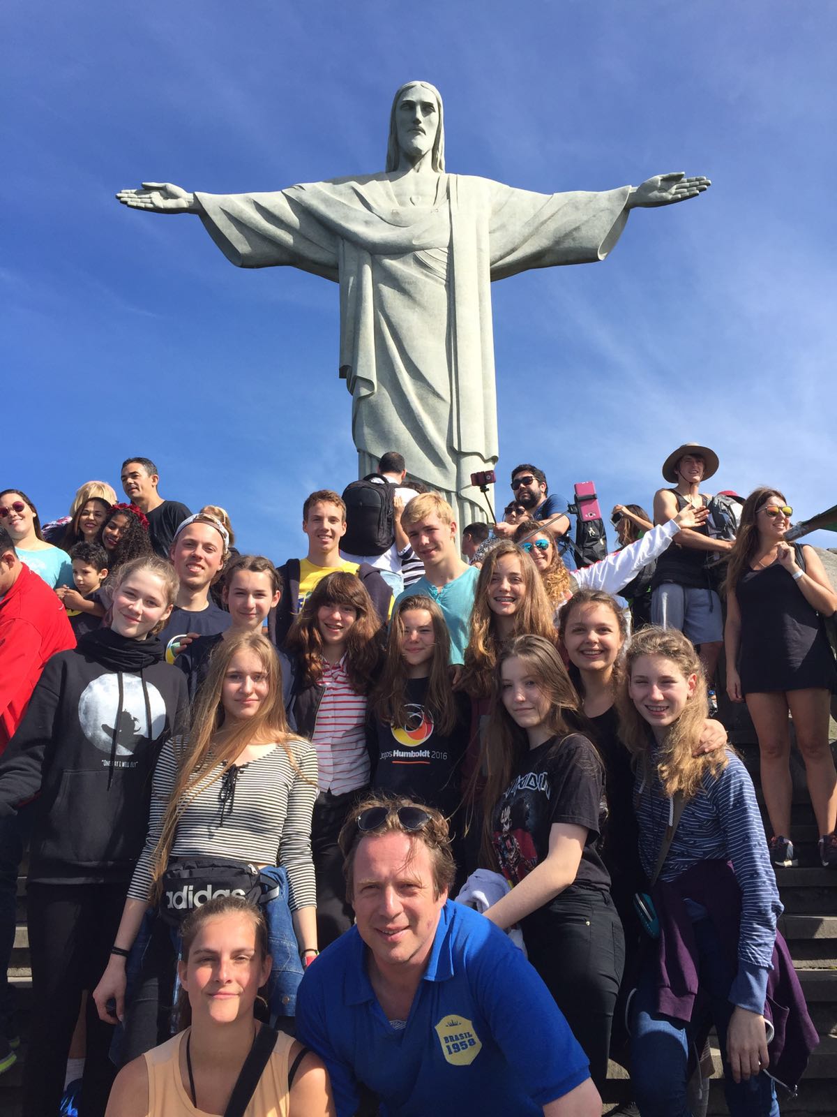 Scharfenberger Schüler und Lehrer vor der Jesus Statue in Brasilien.