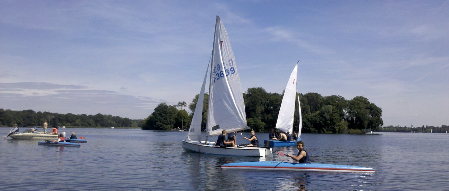 Segel- und Paddelboote von Scharfenberg auf dem Tegeler See.