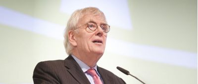 Bild von Professor Doktor Wilhelm Hornbostel bei seinem Vortrag.