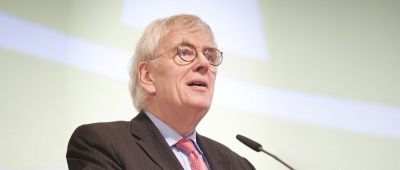 Bild von Professor Doktor Wilhelm Hornbostel bei seinem Vortrag.