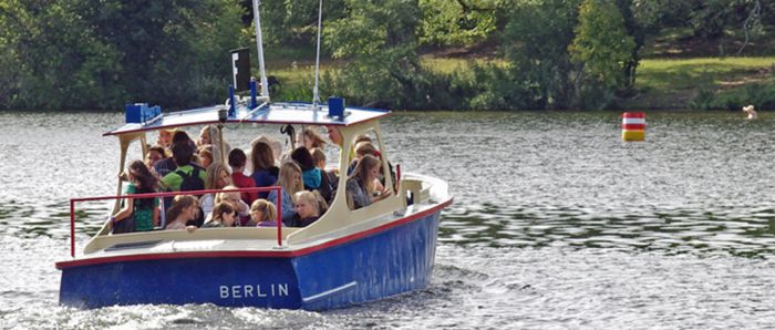 Bild von unserer Fähre "Ente" mit vielen Leuten darauf.